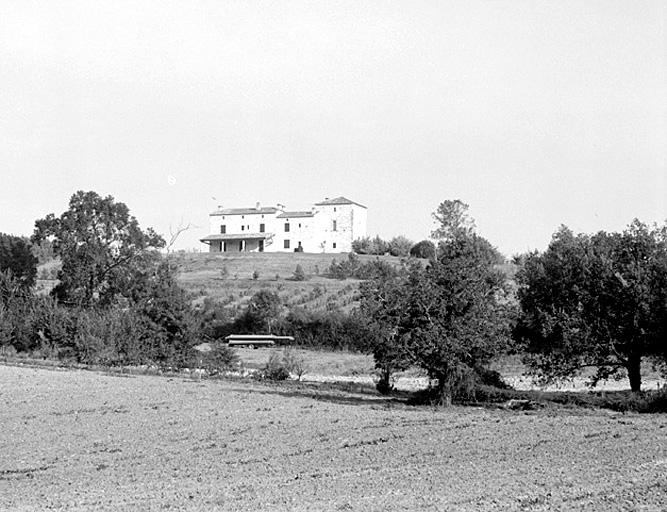 Vue du site et des bâtiments depuis le sud.