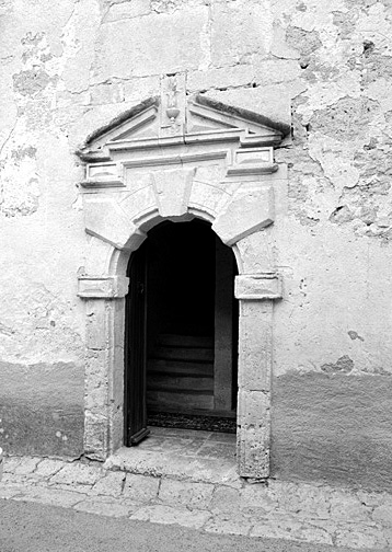 Logis, élévation est, détail de la porte datée 1600.