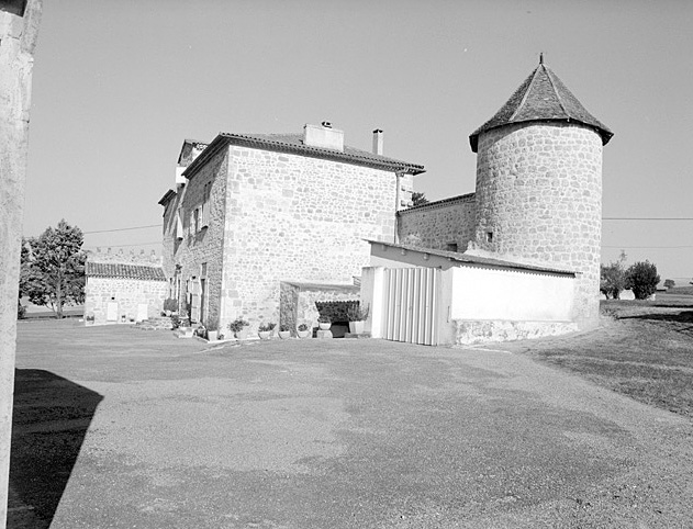 Vue de la cour depuis le sud : murs d'enceinte, logis, tour d'angle sud-est.