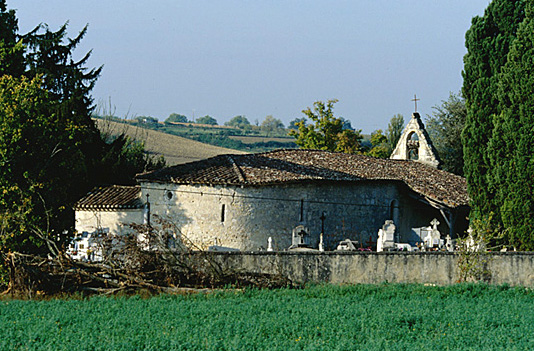 Vue d'ensemble de l'église depuis le nord-est.