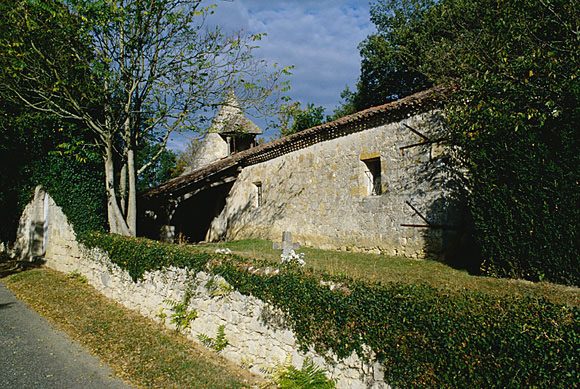 Vue de l'église et du cimetière depuis le sud-est.
