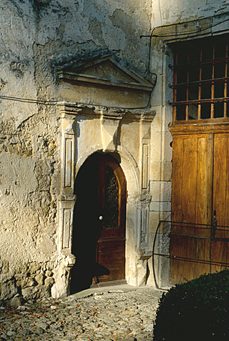 Logis, élévation sur cour du pavillon d'escalier : détail de la porte.