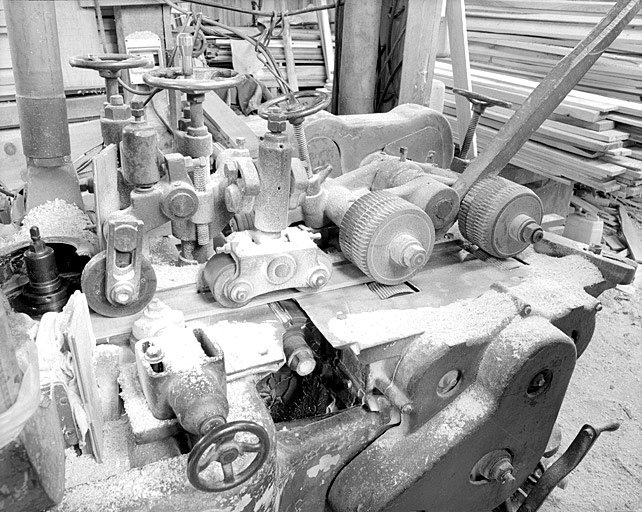 Parqueterie : machine Quatre-faces. 1er outil : rabot horizontal.