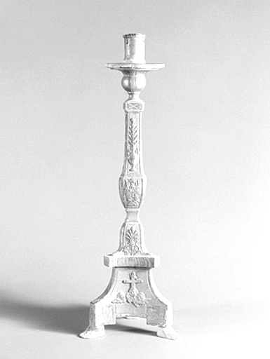 Ensemble de 6 chandeliers d'autel et d'une croix d'autel (garniture d'autel).