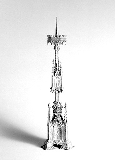 Ensemble d'1 croix d'autel et de 6 chandeliers d'autel : un chandelier.