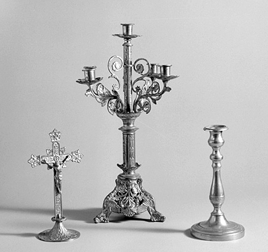 Ensemble de 2 chandeliers d'autel à 5 branches (1 chandelier : A), croix de sacristie (B), ensemble de 4 bougeoirs (1 bougeoir : C).