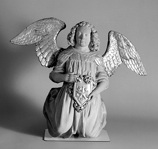 Ensemble de 18 statues : un ange portant un écu.