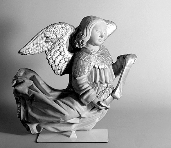 Ensemble de 18 statues : un ange portant un phylactère.