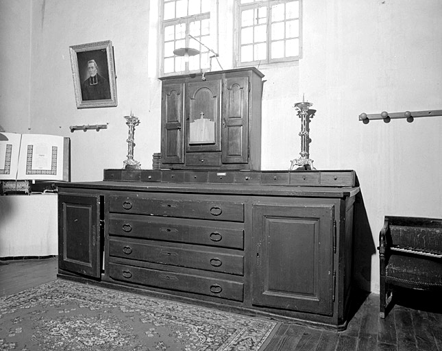 Meuble de sacristie (commode-armoire de sacristie).