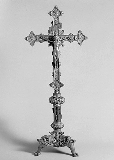 Ensemble de 4 chandeliers d'autel et d'une croix d'autel (garniture d'autel).