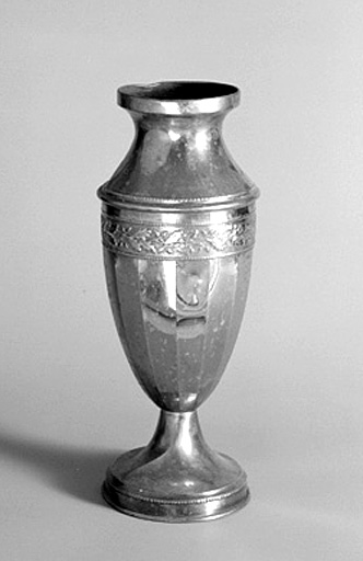 Ensemble de 4 vases d'autel : un vase.