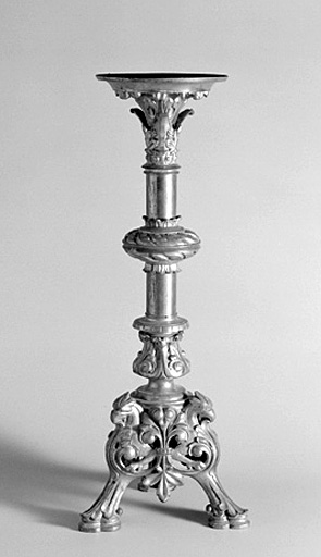 Ensemble de 6 chandeliers d'autel et d'une croix d'autel (garniture d'autel).