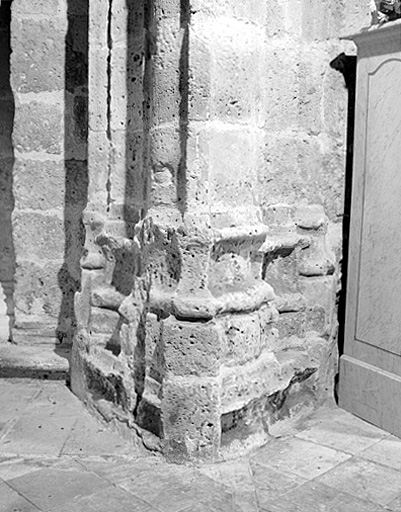 Eglise, arc d'entrée de la chapelle sud : détail des bases prismatiques.