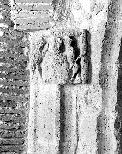 Eglise, chapelle sud, culot nord-ouest : buste (?) encadré de 2 animaux.