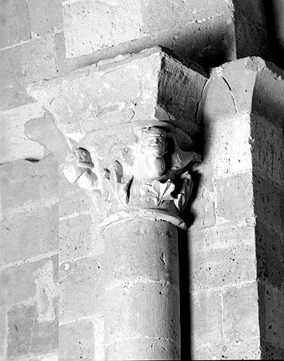 Eglise, chapiteau 1 : feuilles, oiseaux et têtes aux angles.