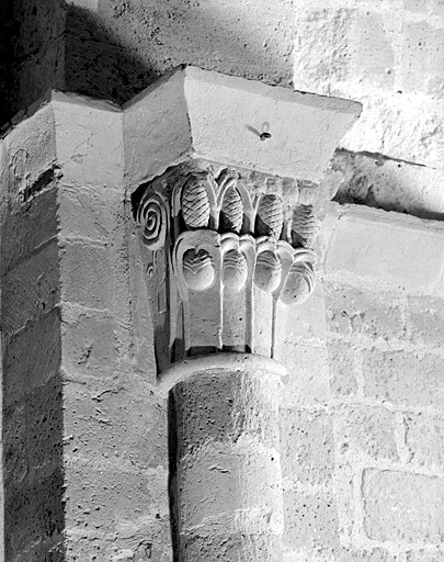 Eglise, chapiteau 2 : feuilles lisses, pommes de pin, boules, crosses.