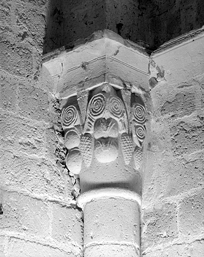 Eglise, chapiteau 4 : crosses, pommes de pin, boules.