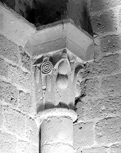 Eglise, chapiteau 3 : pommes de pin, boules, crosse.