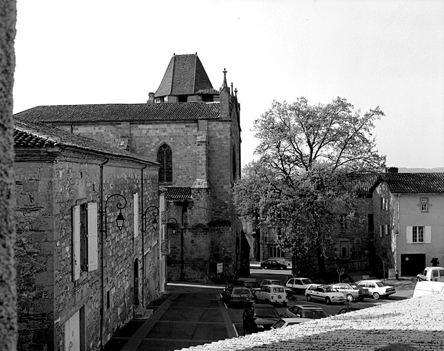 Vue d'ensemble depuis la place Jean-Barennes.