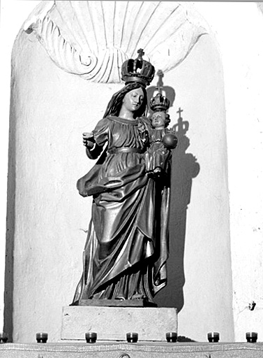 Statue (petite nature) : Vierge à l'Enfant.