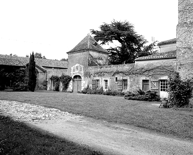 Elévations ouest du corps d'entrée et du nouveau logis.