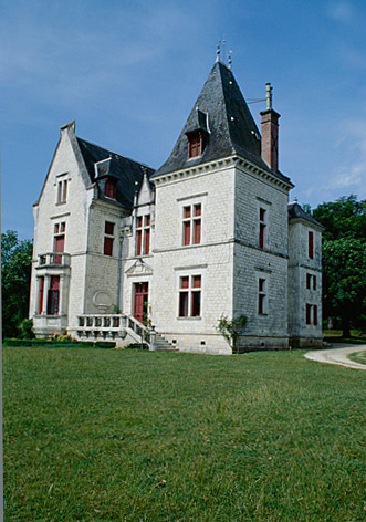 Vue d'ensemble de l'élévation antérieure.