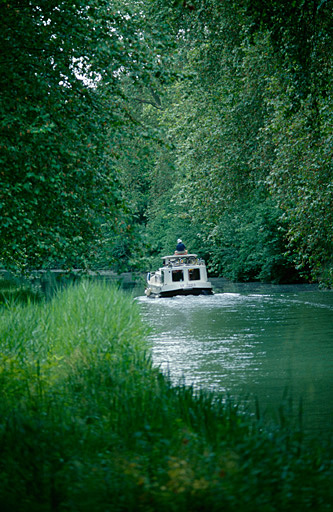 Vue du Canal latéral à la Garonne dans la canton de Damazan.