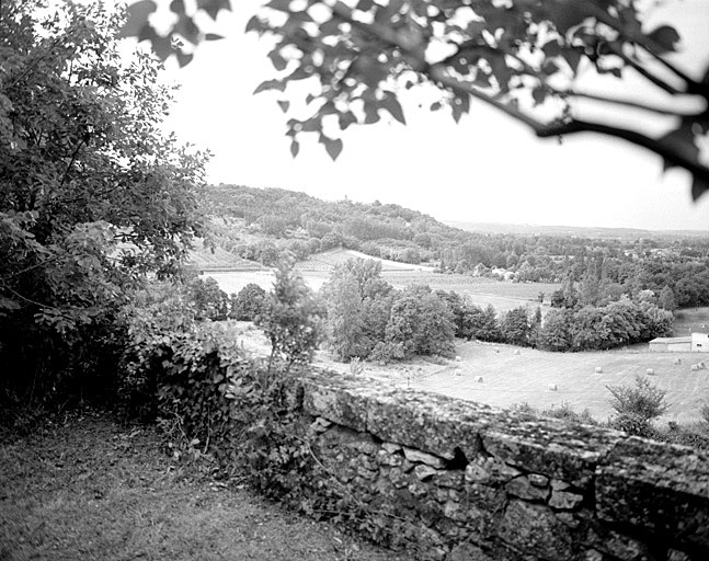 Vue de la vallée de la Masse depuis le lieu-dit le Vivet à Bazens vers le sud-ouest, avec le site de Clermont-Dessous et la vallée de la Garonne au loin.