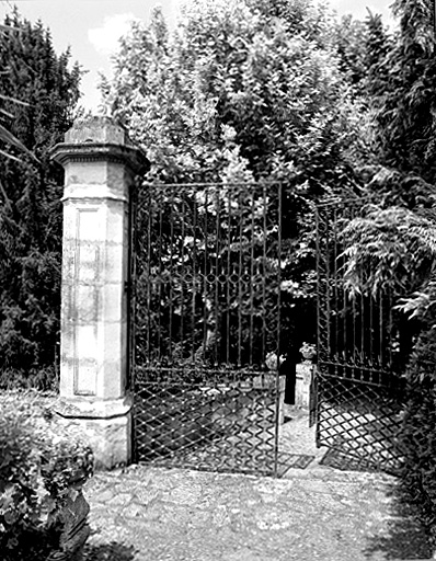 Terrasse ouest : portail en remploi provenant du château de Meilhan-sur-Garonne.