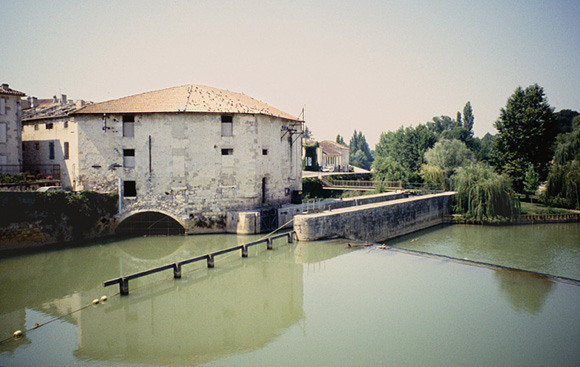 Atelier de fabrication et écluse.