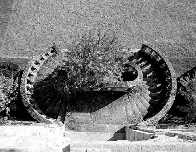 Elévation sud, escalier en fer à cheval descendant du portique au jardin.