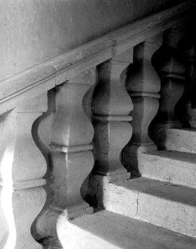 Aile ouest, escalier : détail de balustres.