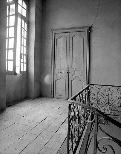 Cage d'escalier, palier à l'étage carré : porte.