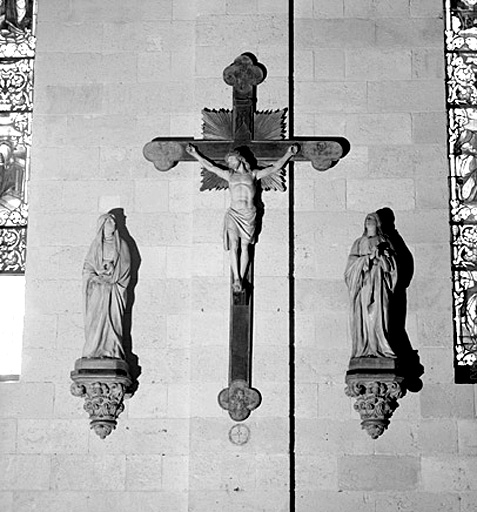 Calvaire (petite nature), 2 consoles : Christ en croix, Vierge, saint Jean l'Evangéliste.