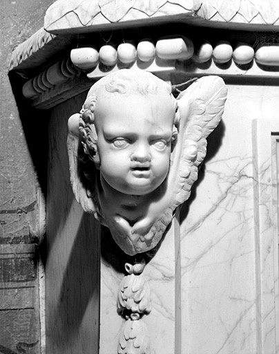 Détail : angelot à l'angle gauche du tabernacle.