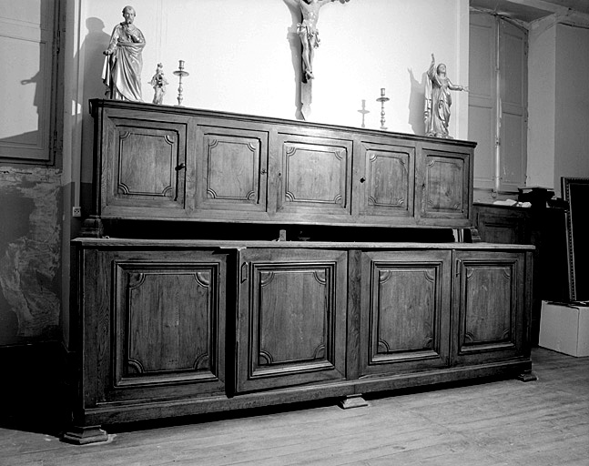 Meuble de sacristie (commode armoire de sacristie).