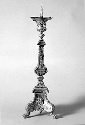 Ensemble de 8 chandeliers d'autel et de 2 croix d'autel (2 garnitures d'autel).