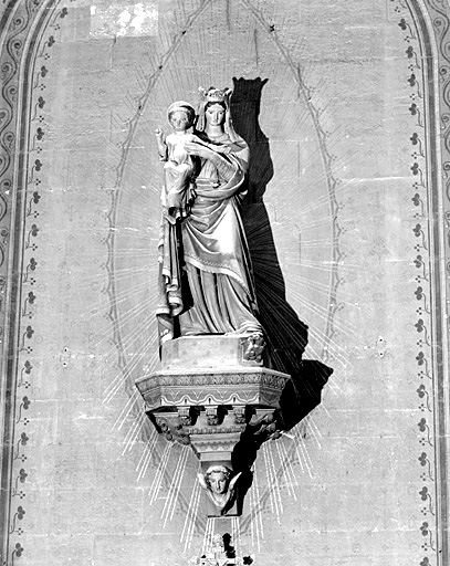 Statue (grandeur nature), console : Vierge à l'Enfant.