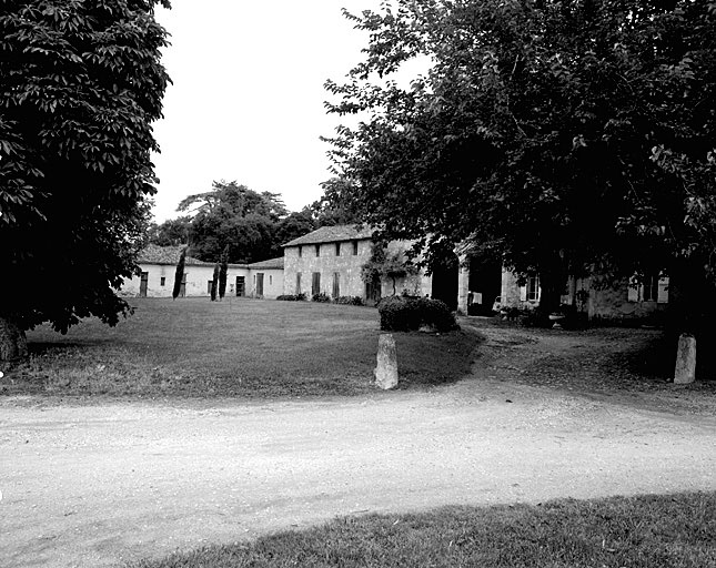 Dépendances, vue d'ensemble depuis le sud est.