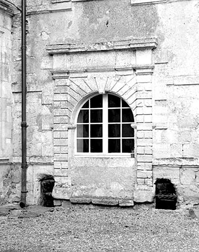 Aile ouest, élévation sur la cour : détail de la porte de l'escalier.