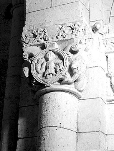 Chapiteau 4 : vue de face.