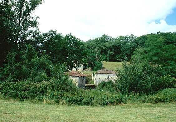 Vue de la vallée de la Gélise depuis le nord-est : les deux moulins au premier plan et le logement au fond.