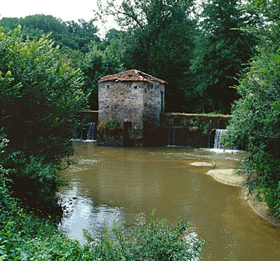 Barrage et moulin ouest, vue prise du nord en aval.