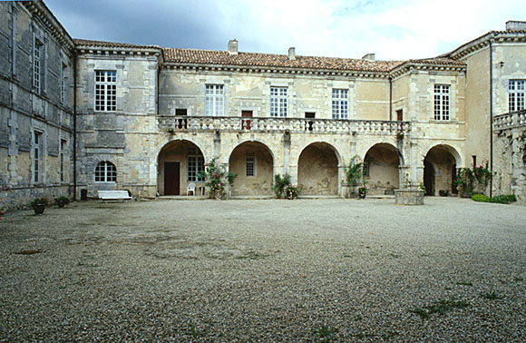 Aile ouest et galerie nord, élévations sur la cour.