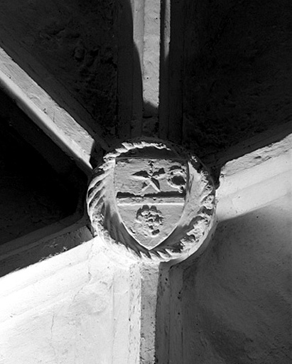 Sacristie (ancienne chapelle ?) : clé de voûte.