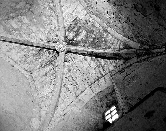 Chapelle (?) entre les contreforts sud de la travée droite du choeur : voûte.