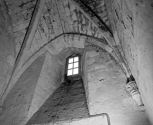 Chapelle (?) entre les contreforts sud de la travée droite du choeur : fenêtre et partie de la voûte.