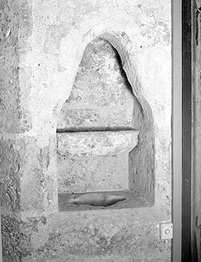 Chapelle nord-est : lavabo (piscina) dans l'épaisseur de l'arc d'entrée.