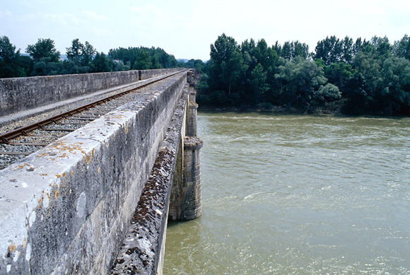 Parapet.