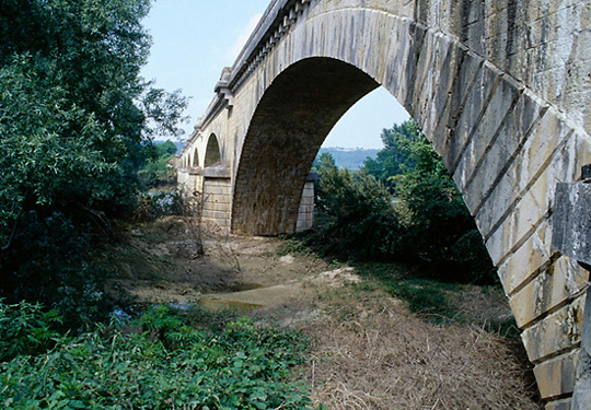 Départ du pont rive gauche, élévation ouest : détail d'une arche.